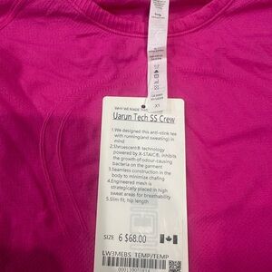 Lulu swifty T shirt, size 6, fits like a size 2